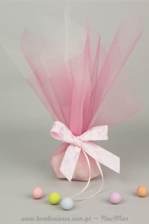 Κοριτσίστικη τούλινη μπομπονιέρα σε κρυσταλιζέ αποχρώσεις από γαλλικό τούλι σε ροζ και λευκό χρώμα, συνδυασμένο με κορδέλα-δαντέλα σατέν Ντουμ.