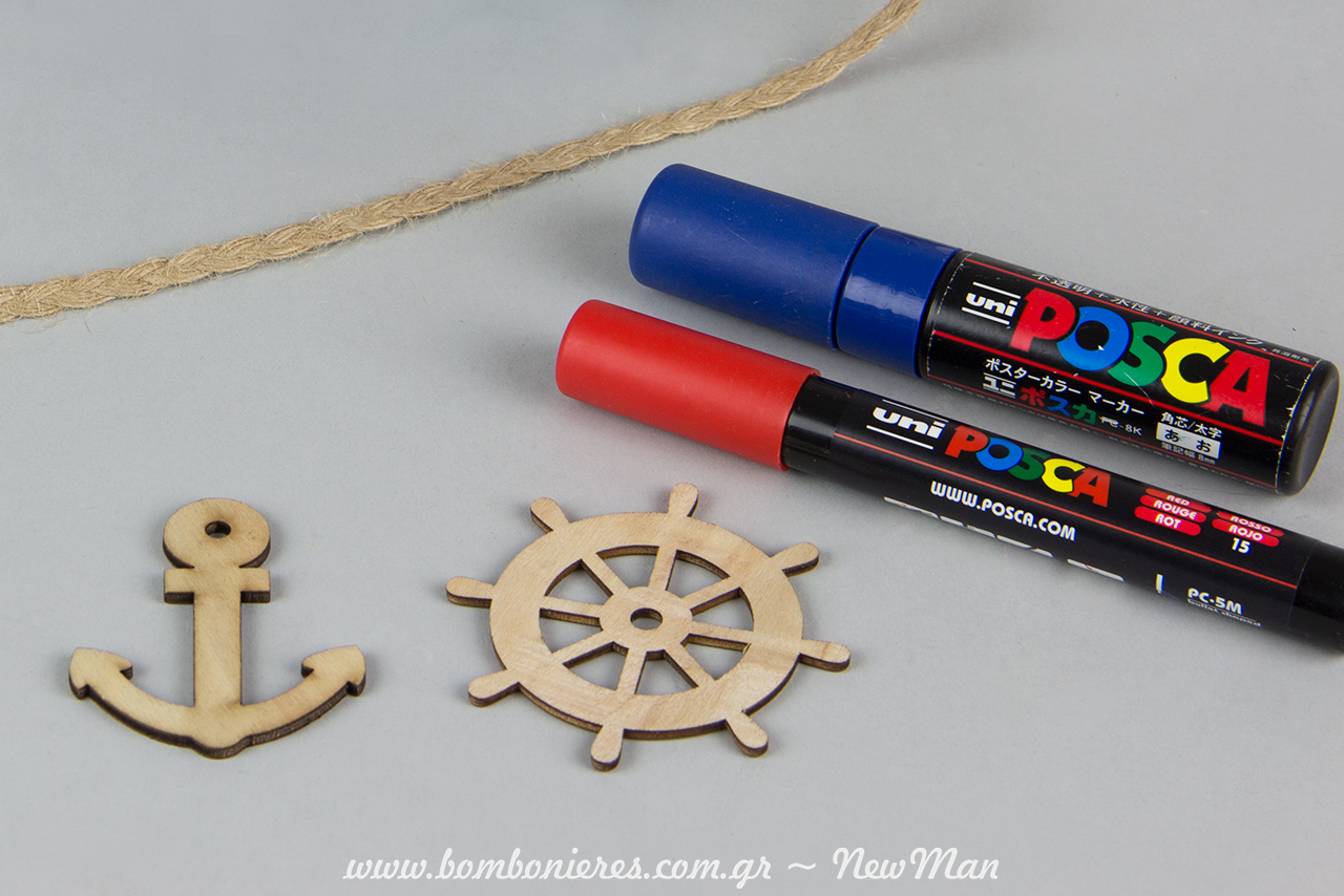 Χρωματίστε τα ξύλινα διακοσμητικά με μαρκαδόρους Uni-Posca (PC-5M) σε μπλε και κόκκινο χρώμα.