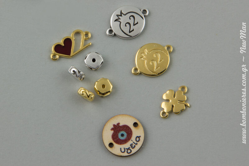 Metalliko motif 22 me kardia kai dyo krikakia, motif stroggylo me rodi kai ton arithmo 22, tetrafyllo trifylli (12mm) me dyo krikakia kai ksylino motif me rodi kai ti leksi ygeia.